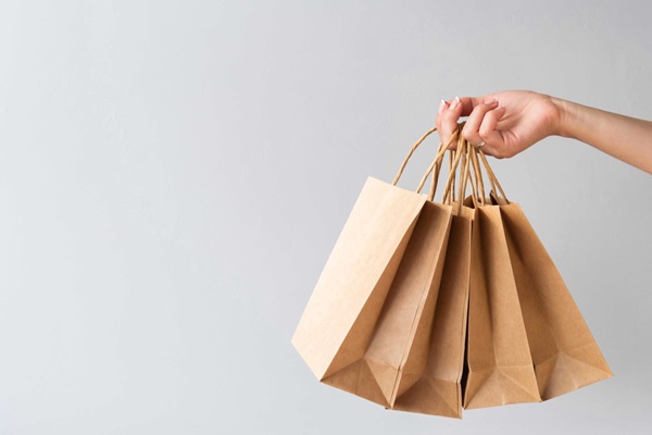 Các loại túi giấy đơn giản, tiện lợi, giá thành rẻ sẽ giúp khách hàng thuận tiện hơn trong việc mua sắm sản phẩm