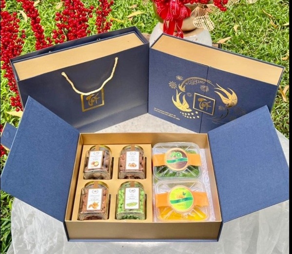 Mẫu hộp đựng mứt in tên công ty giúp tăng nhận diện thương hiệu