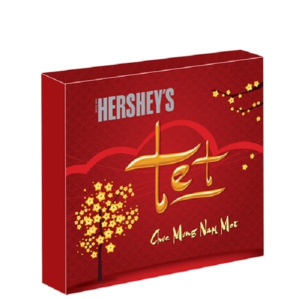 Hộp quà tết được bày trí thêm hoa mai kèm lời chúc mừng năm mới Hộp quà tết được bày trí thêm hoa mai kèm lời chúc mừng năm mới