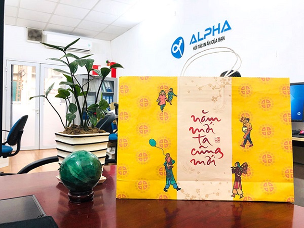 Túi giấy màu sắc bắt mắt dùng để đựng quà Tết